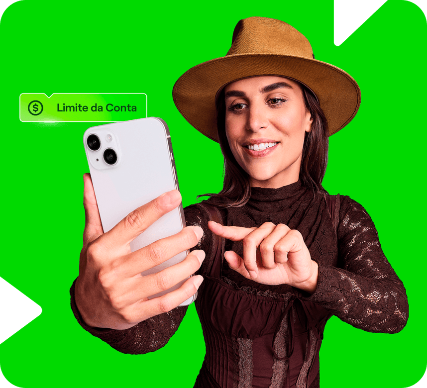 Senhora sentada em uma cadeira usando um celular