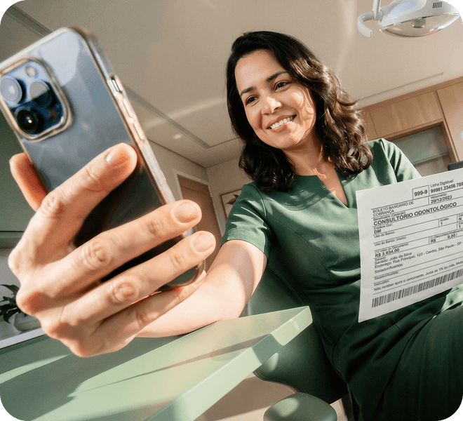 Mulher sorrindo com celular na mão e pagando boleto
