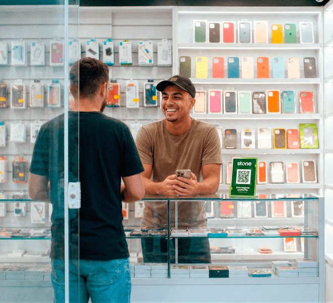 Um funcionário atendendo um cliente em uma loja de celular
