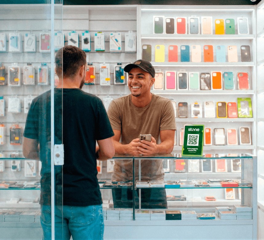 Um funcionário atendendo um cliente em uma loja de celular