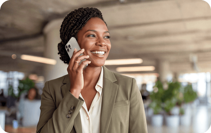 Empreendedora trabalhando no notebook em ateliê com caixas de envio ao lado