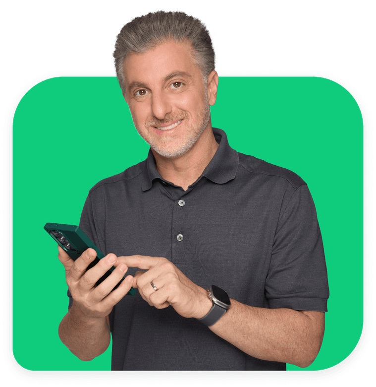Apresentador segurando um celular
