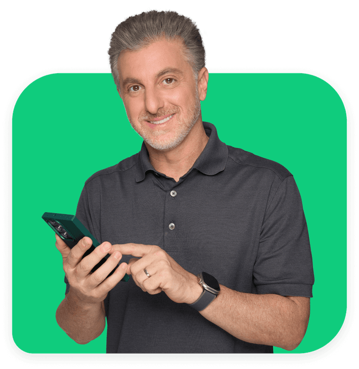 Apresentador segurando um celular