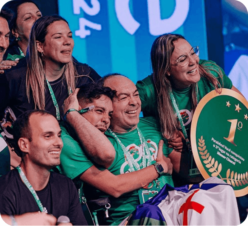 Equipe Stone comemorando o primeiro lugar em premiação com camisetas verdes e troféu
