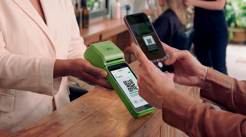 Cliente escaneando QR Code Pix na maquininha Stone com o celular