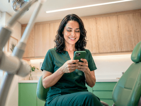 Mulher empreendedora usando o link de pagamento pelo smartphone