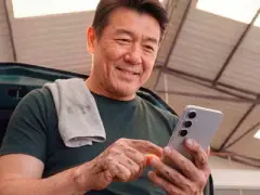 Mecânico em oficina usando um celular