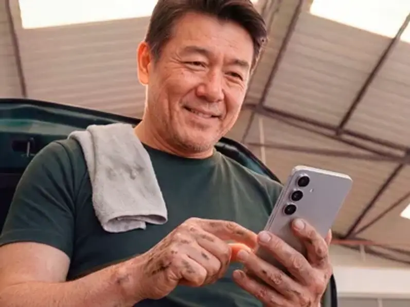 Empreendedora sorridente em loja de roupas falando ao celular