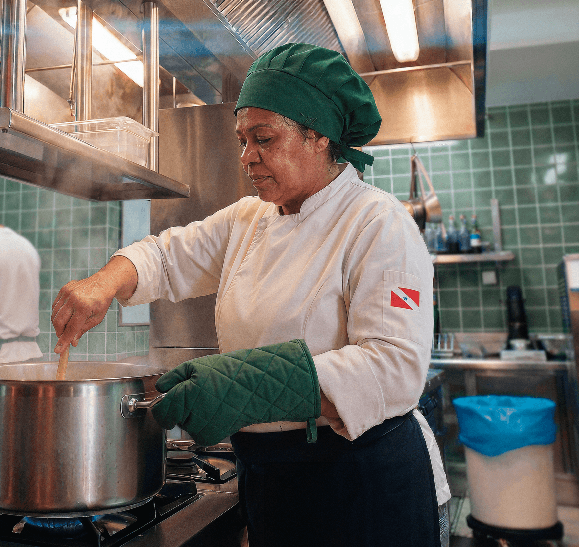 Chefe de cozinha mexendo em uma panela