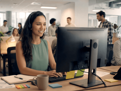 Atendente do time de relacionamento Stone com headset no escritório