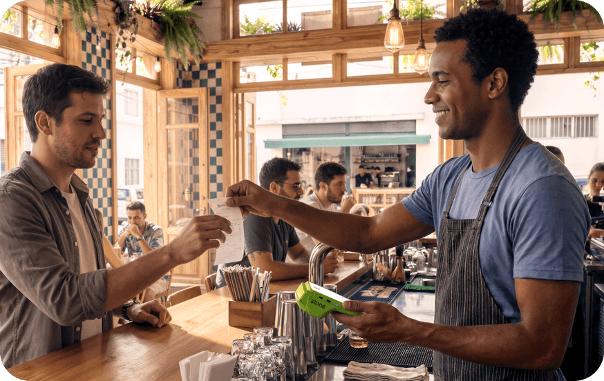 Garçom em bar entregando comprovante ao cliente em balcão