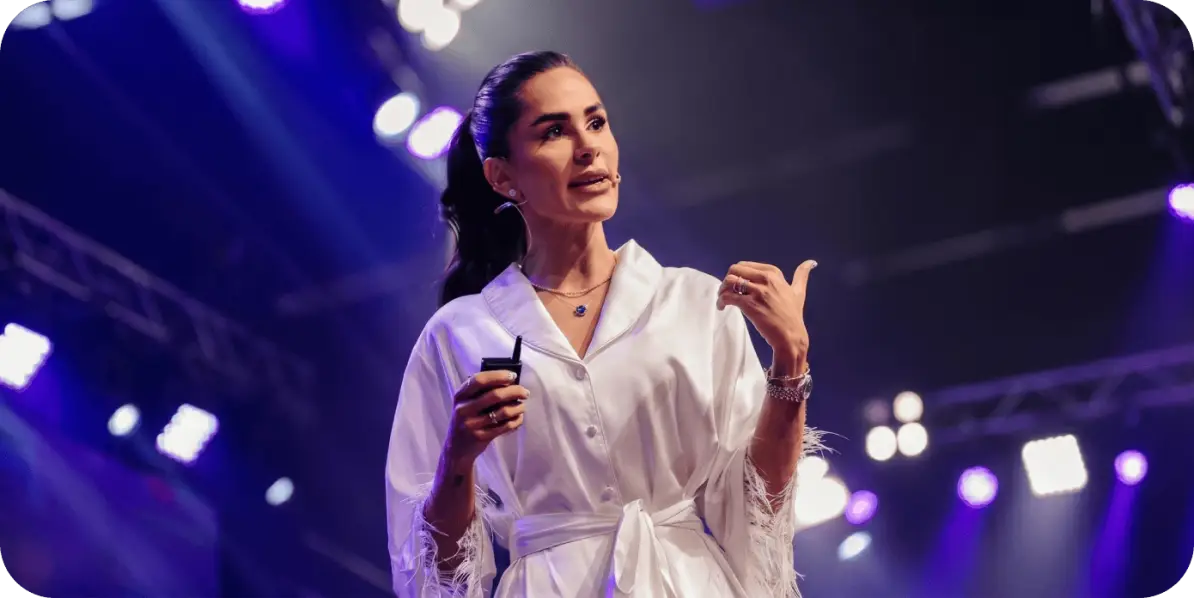Empreendedora da Natalia Beauty em uma apresentação