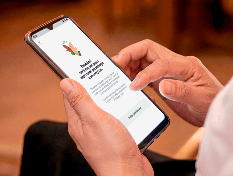 Mão segurando o celular com tela do Seguro Stone confirmando a contratação