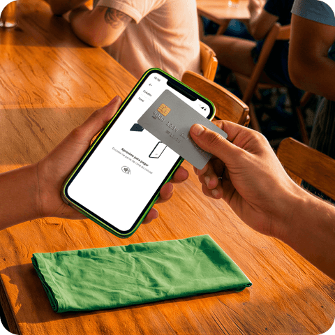 Empreendedora utilizando o app Stone que transforma o celular em maquininha