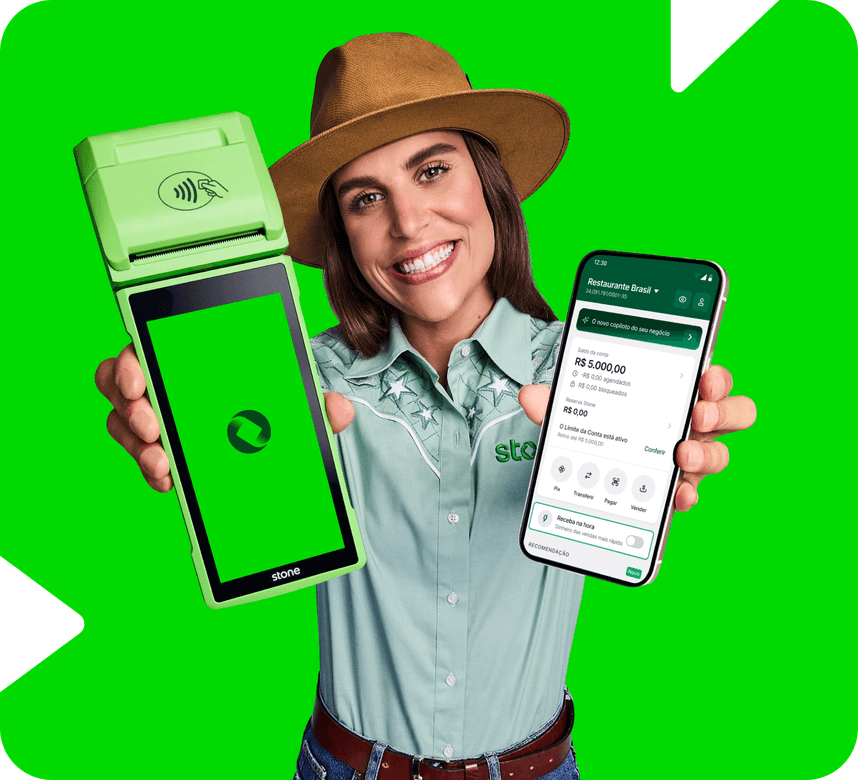 Mulher sorridente com chapéu e camisa da Stone segurando uma maquininha de cartão Stone na mão esquerda e um smartphone com o aplicativo Stone aberto na mão direita