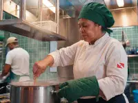 Cozinha de restaurante em pleno funcionamento