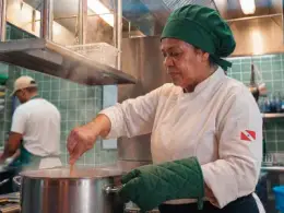 Cozinha de restaurante em pleno funcionamento