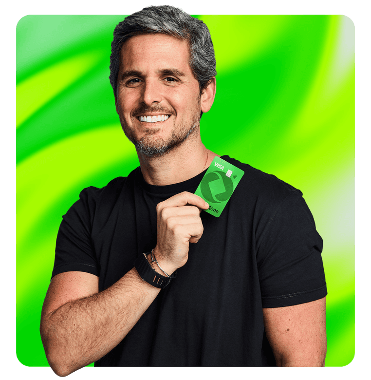 influenciador segurando cartão stone