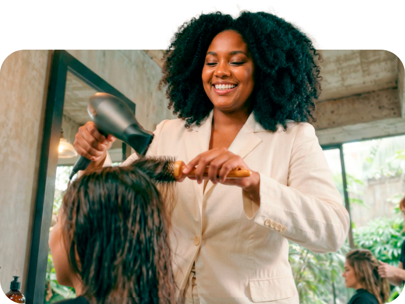 Mulher em um salão escovando o cabelo de uma cliente