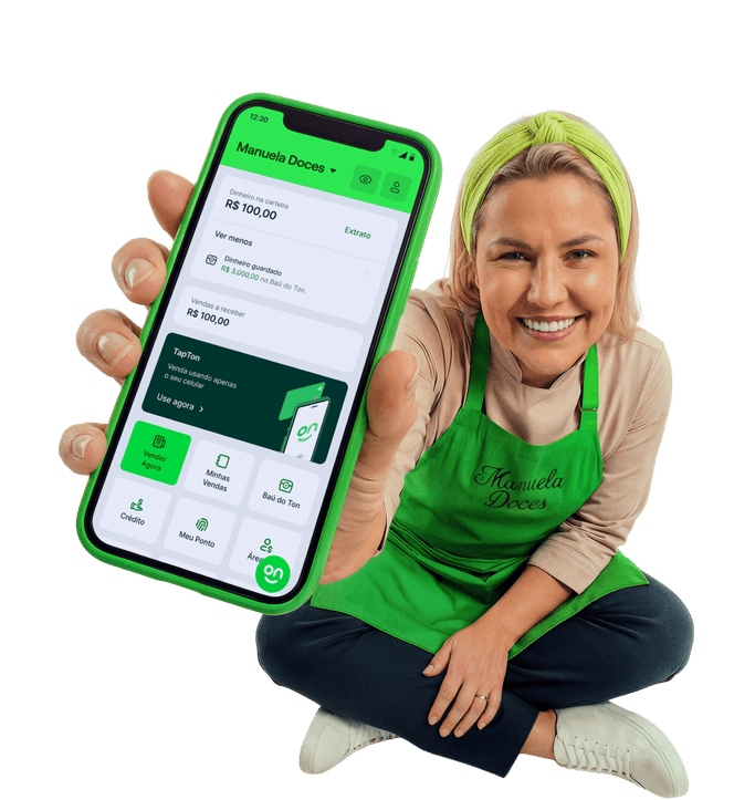 Mulher com avental sorrindo e segurando o celular