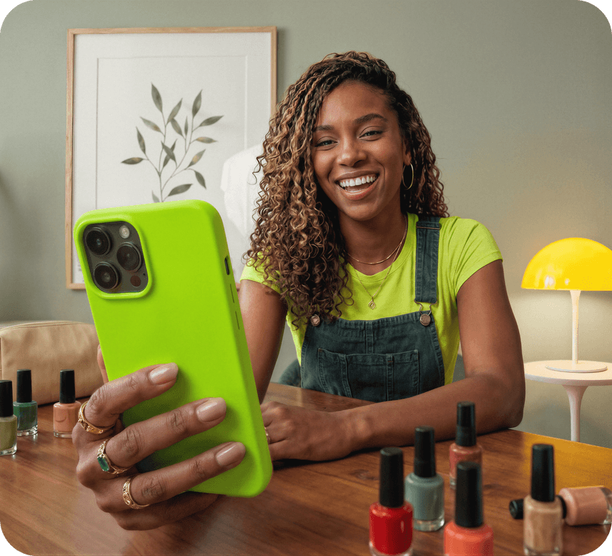Mulher sorrindo e segurando o celular