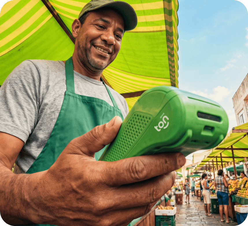 Homem feirante sorrindo e mexendo no celular
