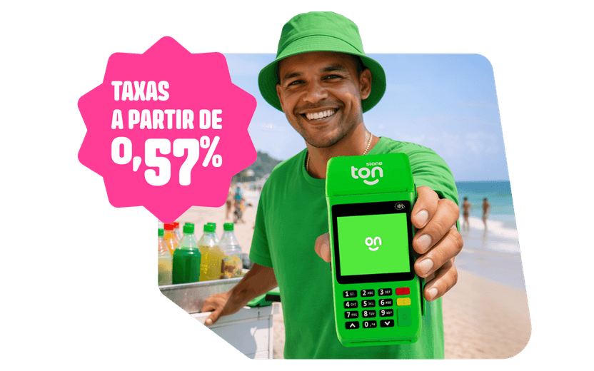 Vendedor ambulante sorrindo segurando uma maquininha do Ton com um selo rosa com informações de taxas a partir de 0,57%