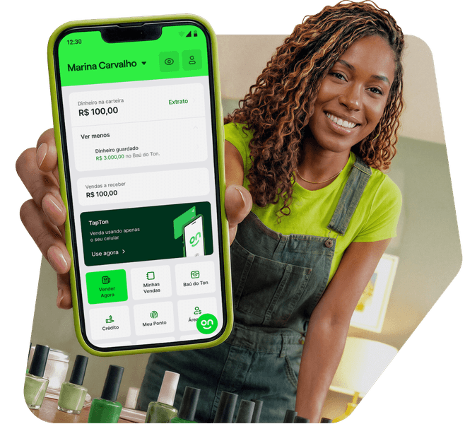 Empreendedora manicure sorrindo mostrando o app Ton no celular em seu salão