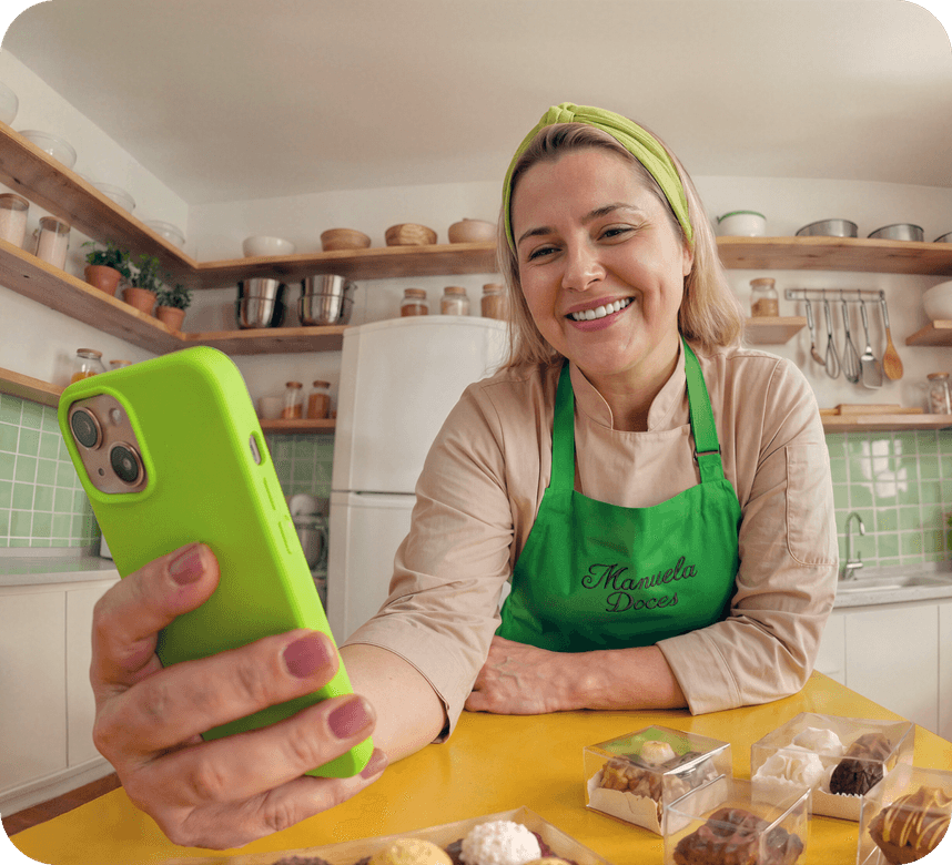 Mulher sorrindo com celular na mão
