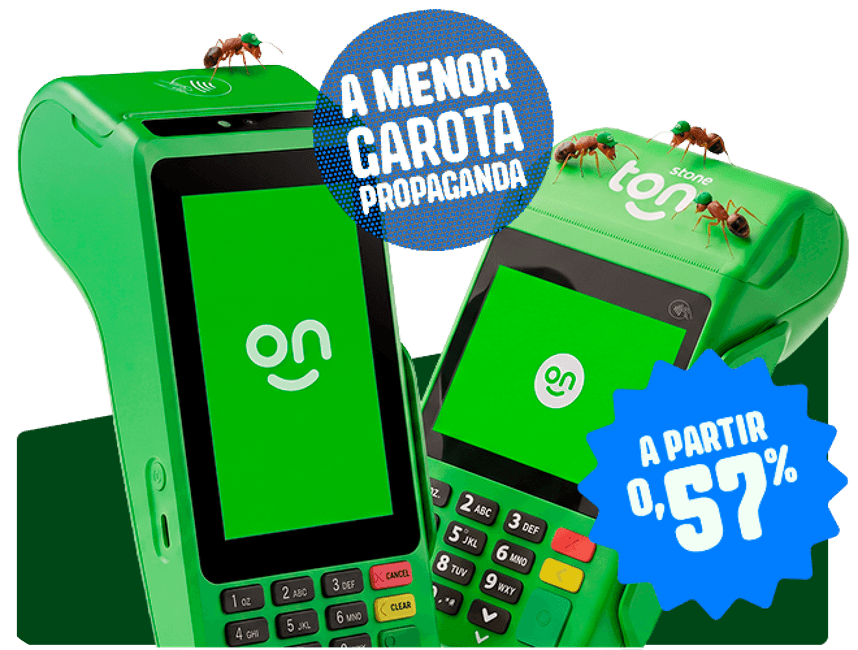 Romário mostrando a maquininha Ton em suas mãos 