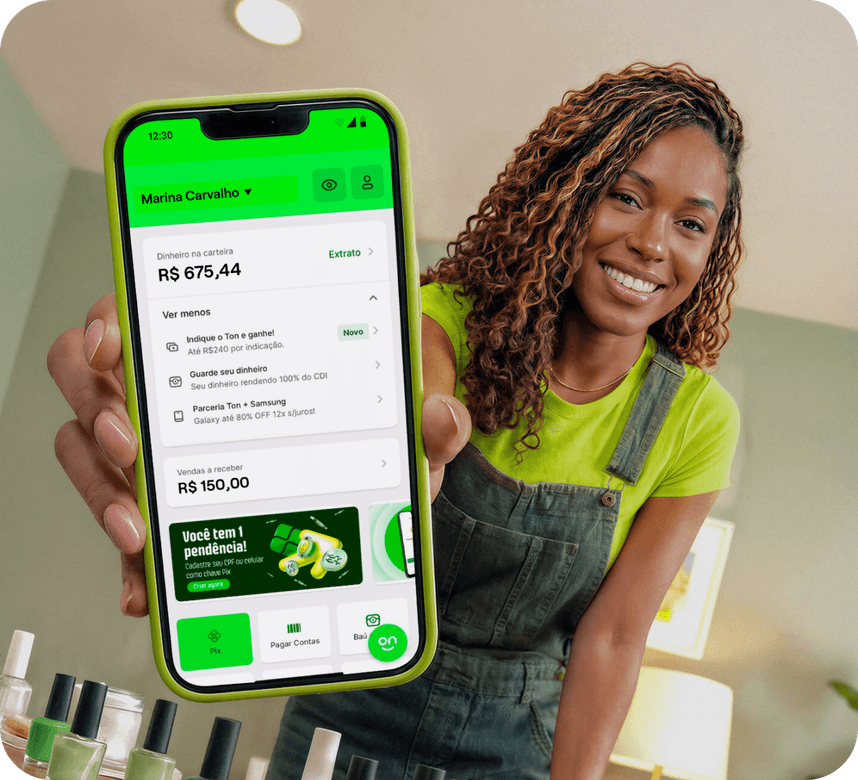 Empreendedora manicure sorrindo mostrando o app Ton no celular em seu salão