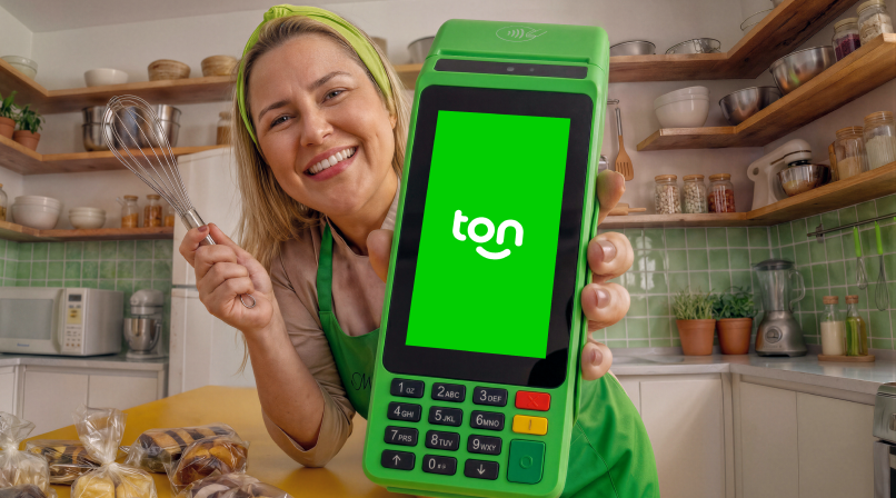 Mulher sorrindo e segurando a maquininha Ton