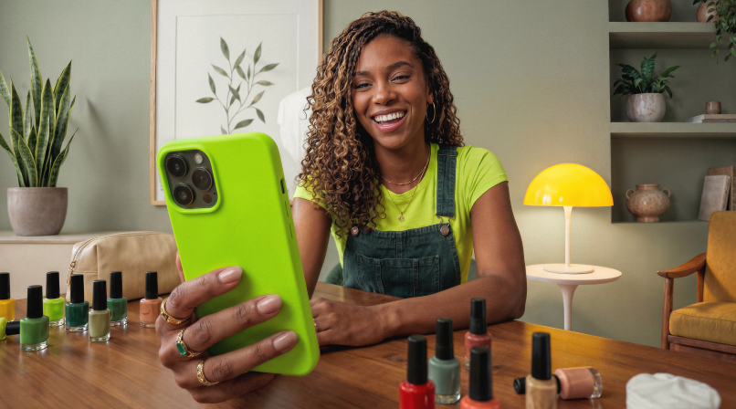 Mulher sorrindo e mexendo no celular