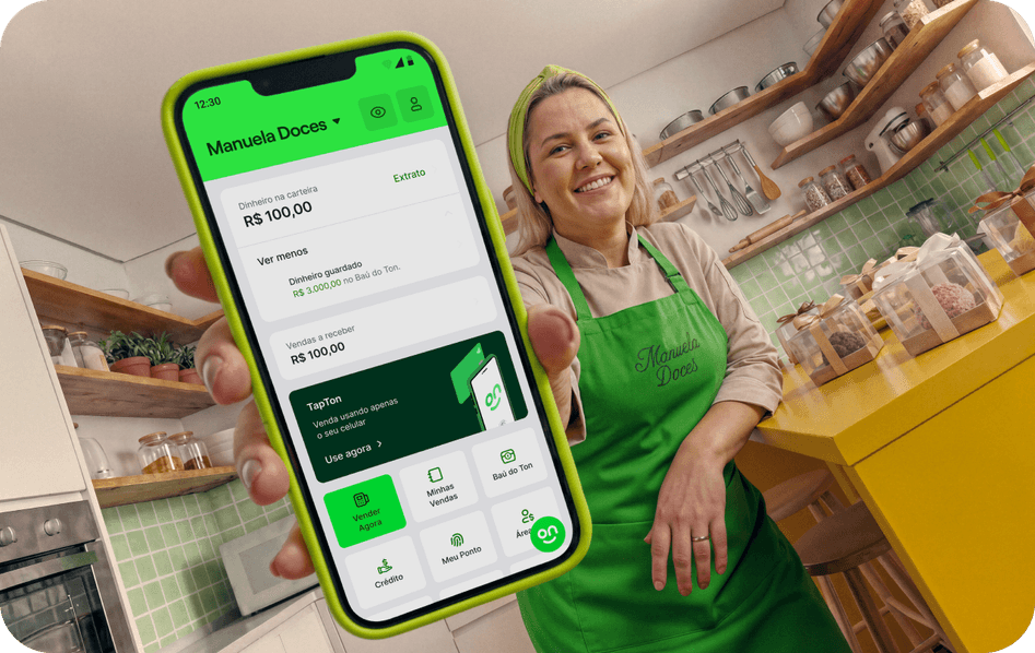 Mulher cozinheira sorrindo e segurando o celular com a tela na conta ton