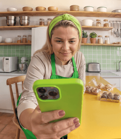 Mulher segurando o celular