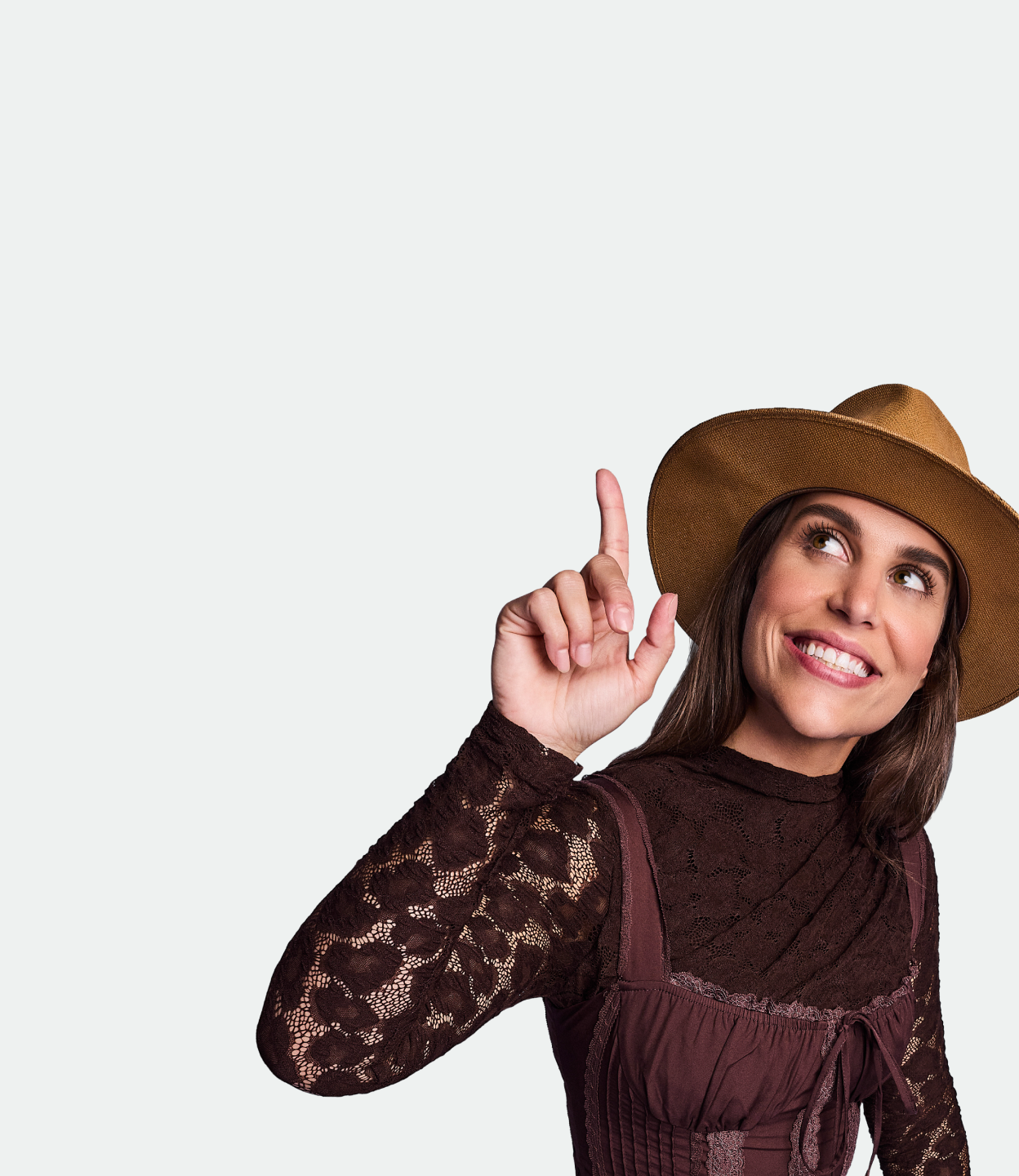 Chef Ju Lima, de chapéu marrom, sorri e aponta para cima, como quem teve uma ideia.