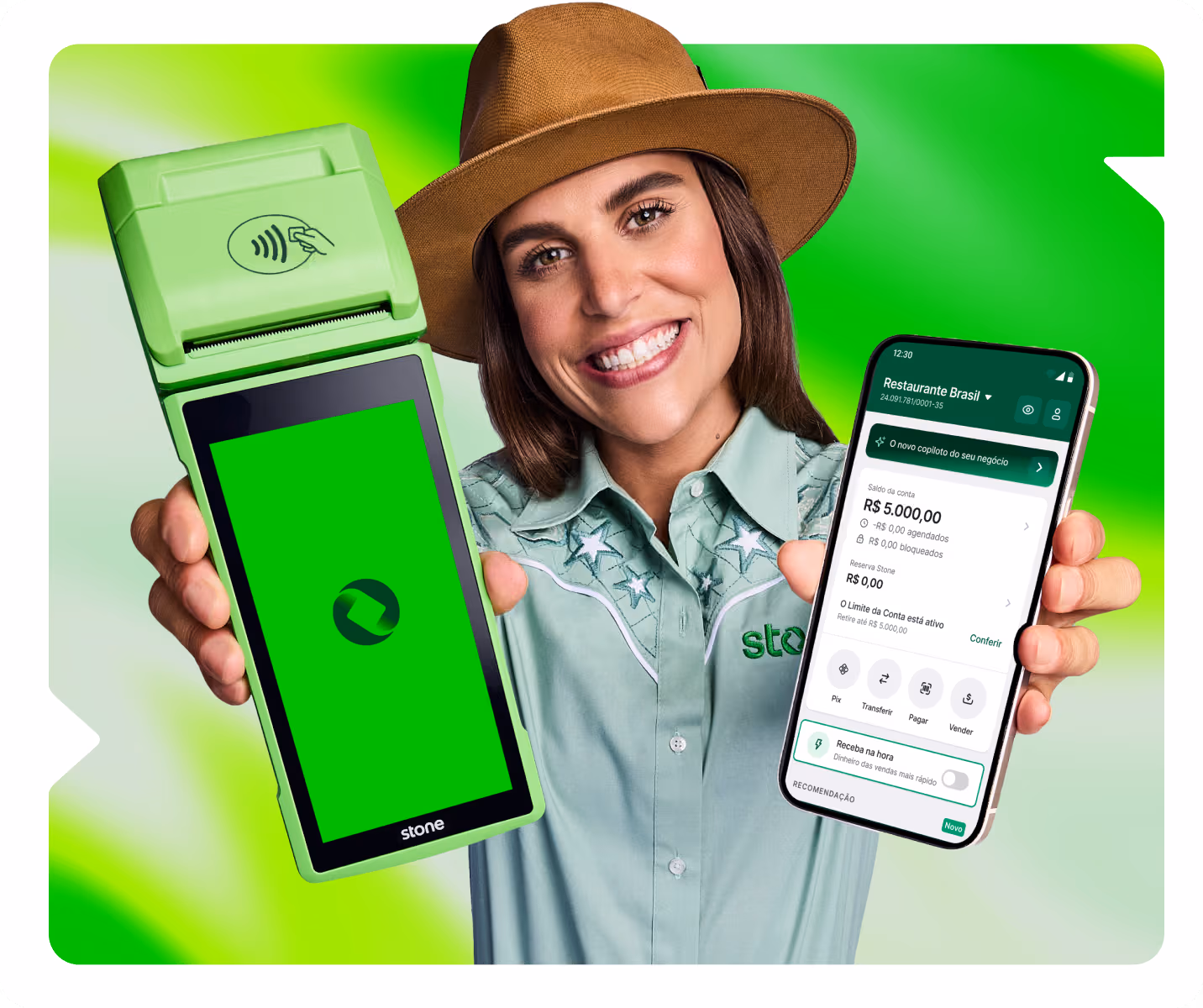 Chef Ju Lima com maquininha Stone e celular com aplicativo Stone em mãos