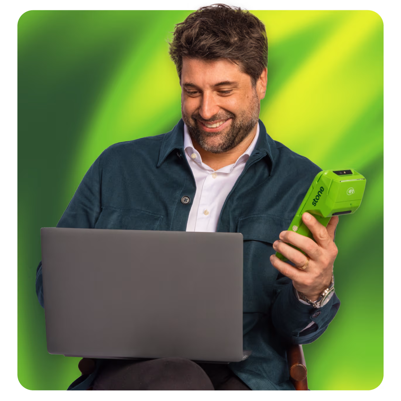 imagem do Alfredo Soares mexendo em computador com maquininha Stone na mão