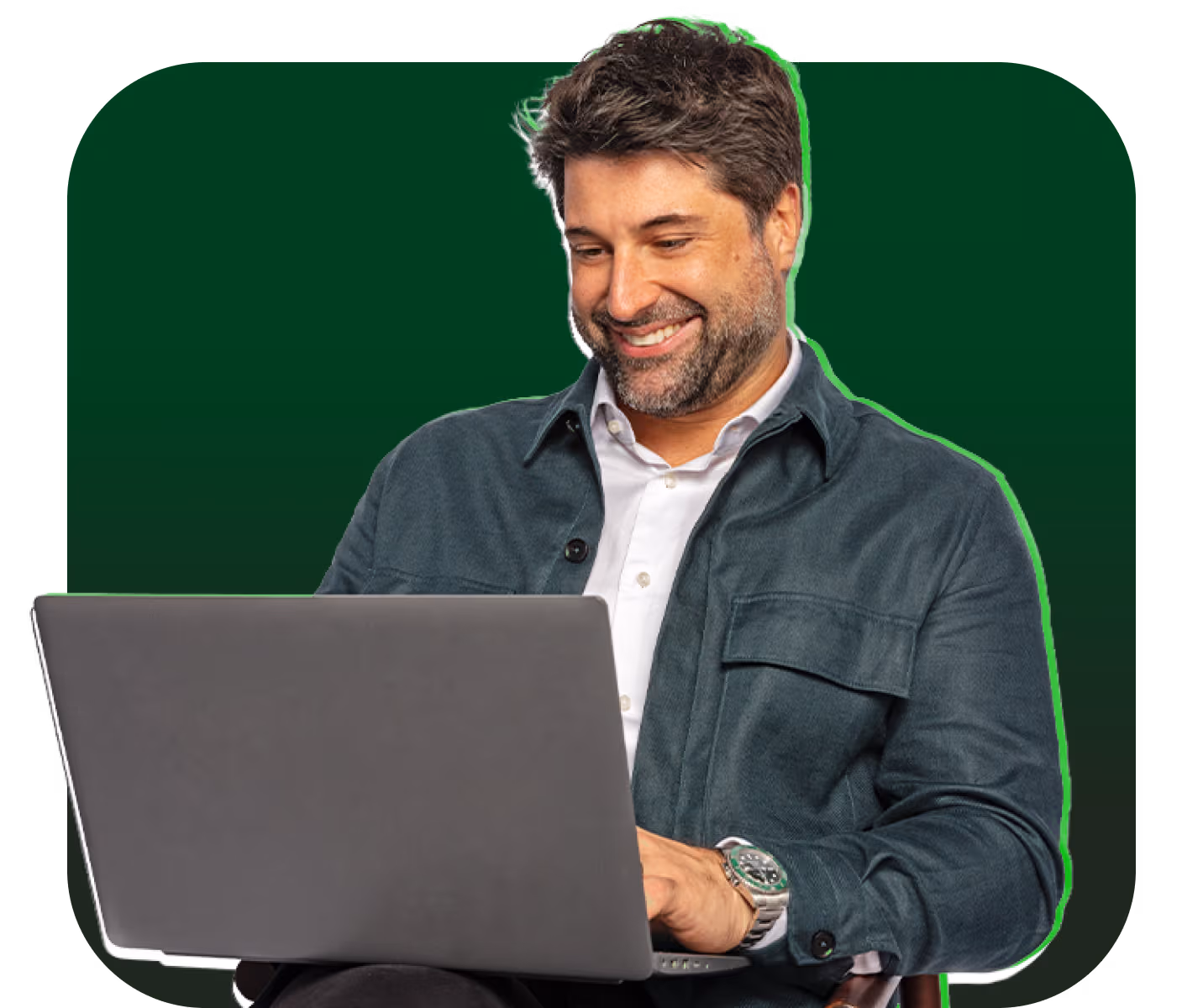 Alfredo soares sorrindo com laptop em sua frente