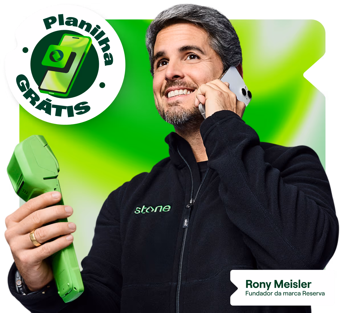 Imagem do Rony Meisler falando no telefone e segurando maquininha de cartão