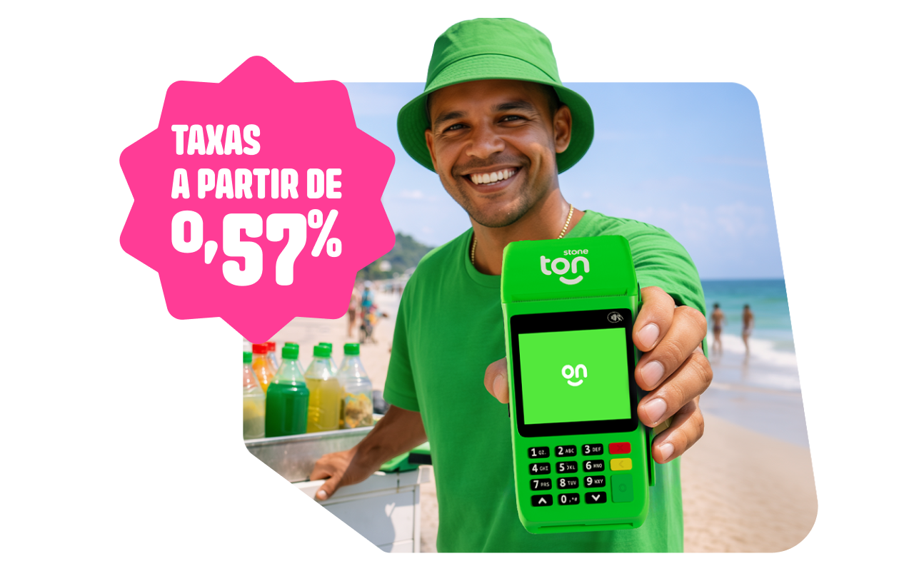 Vendedor ambulante sorrindo segurando uma maquininha do Ton com um selo rosa com informações de taxas a partir de 0,57%