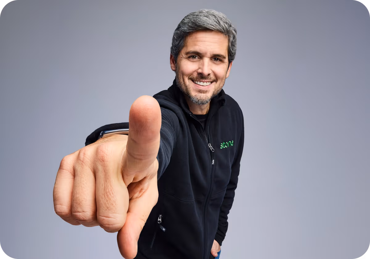imagem de Rony Meisler sorrindo e apontando para a camera