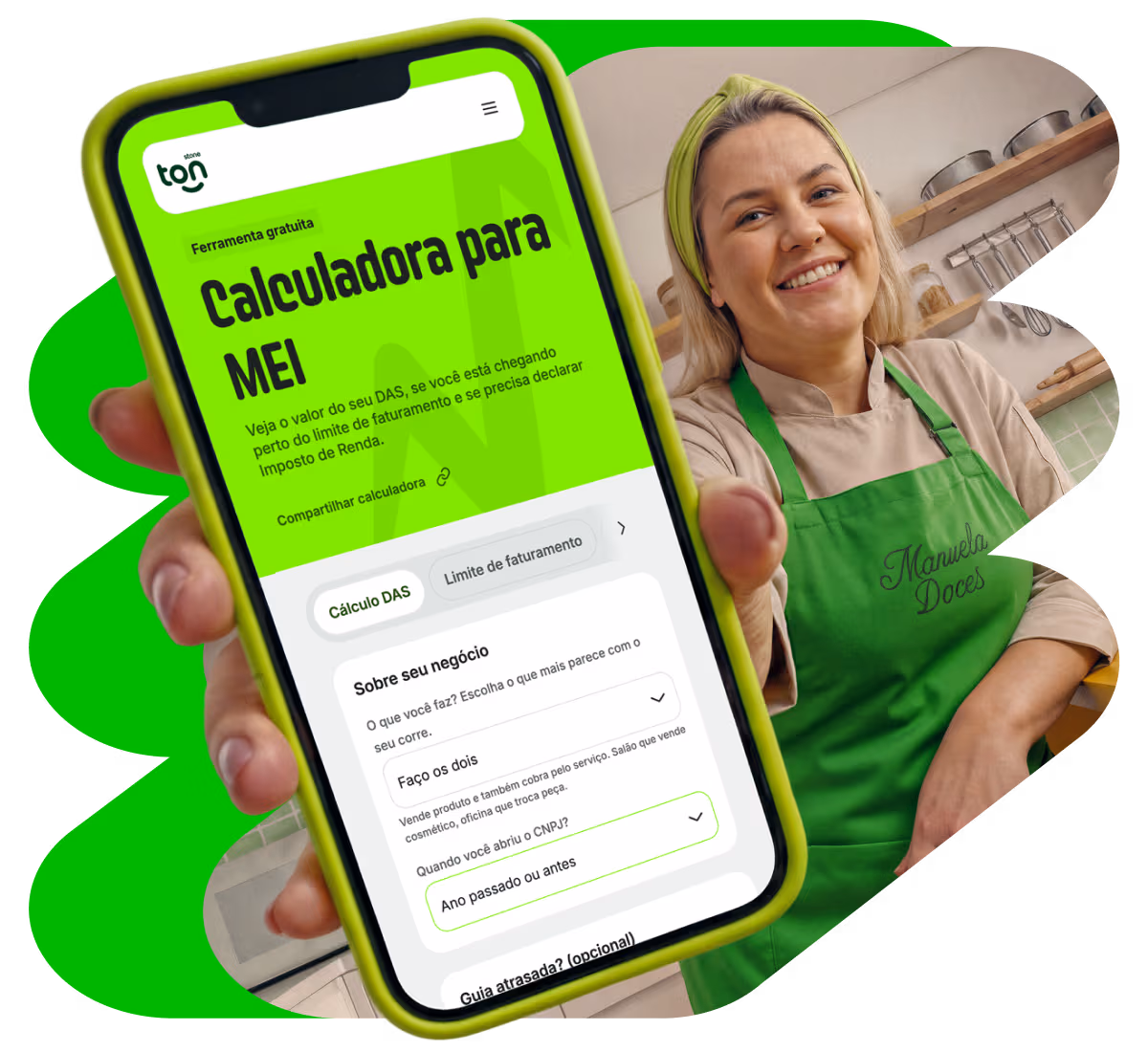 Mulher loira chef de cozinha, segurando celular em direção à câmera, mostrando a página da calculadora MEI e sorrindo