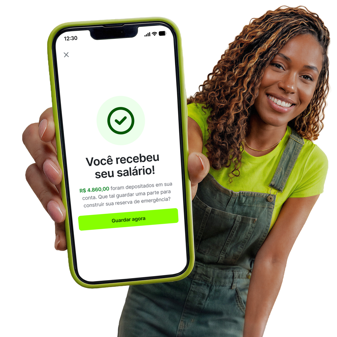 Mulher negra de macacão e camisa verde demonstrando a tela do aplicativo com a visualização de notificação do recebimento do salário.