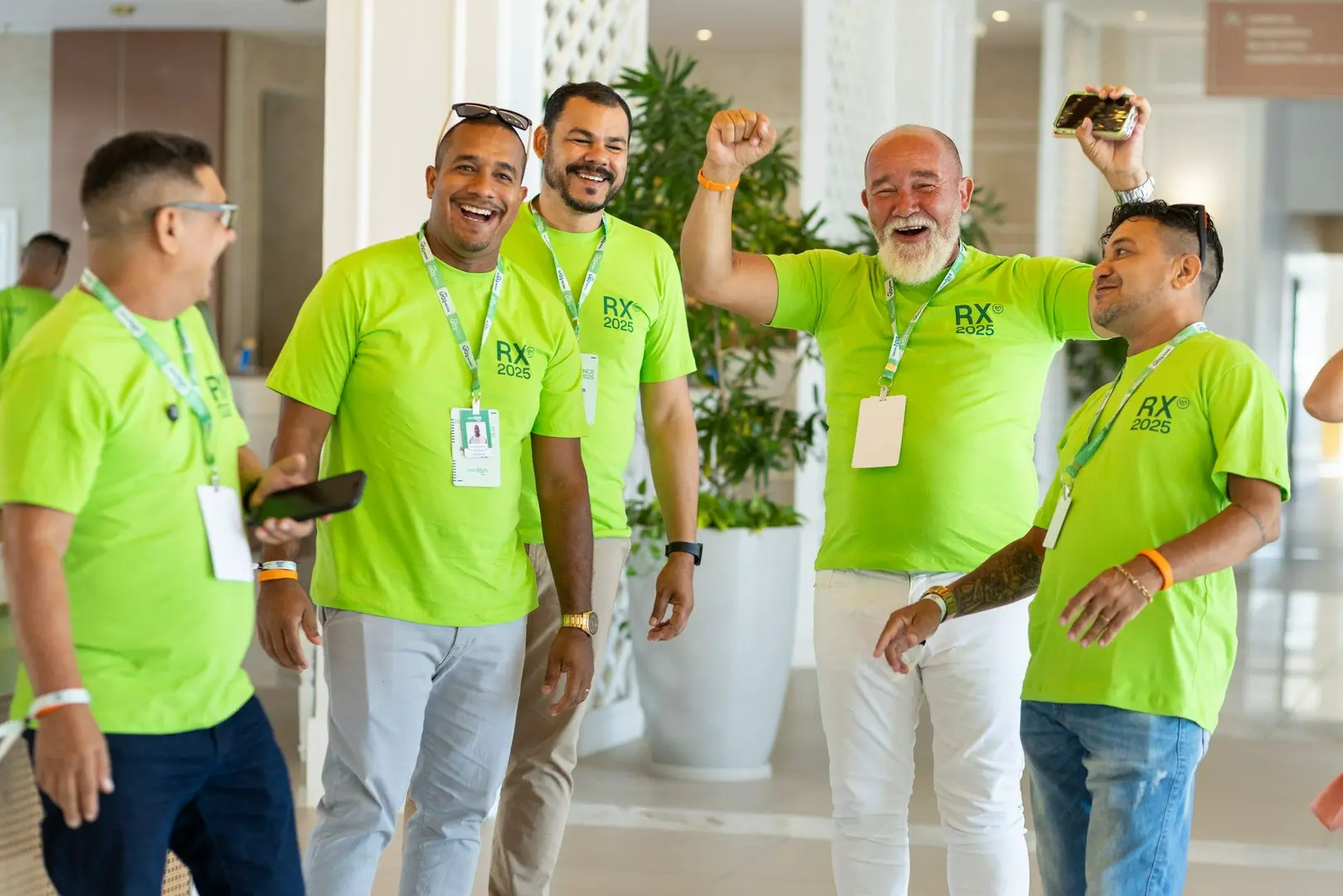 Grupo de consultores da Ton alegres em um encontro.