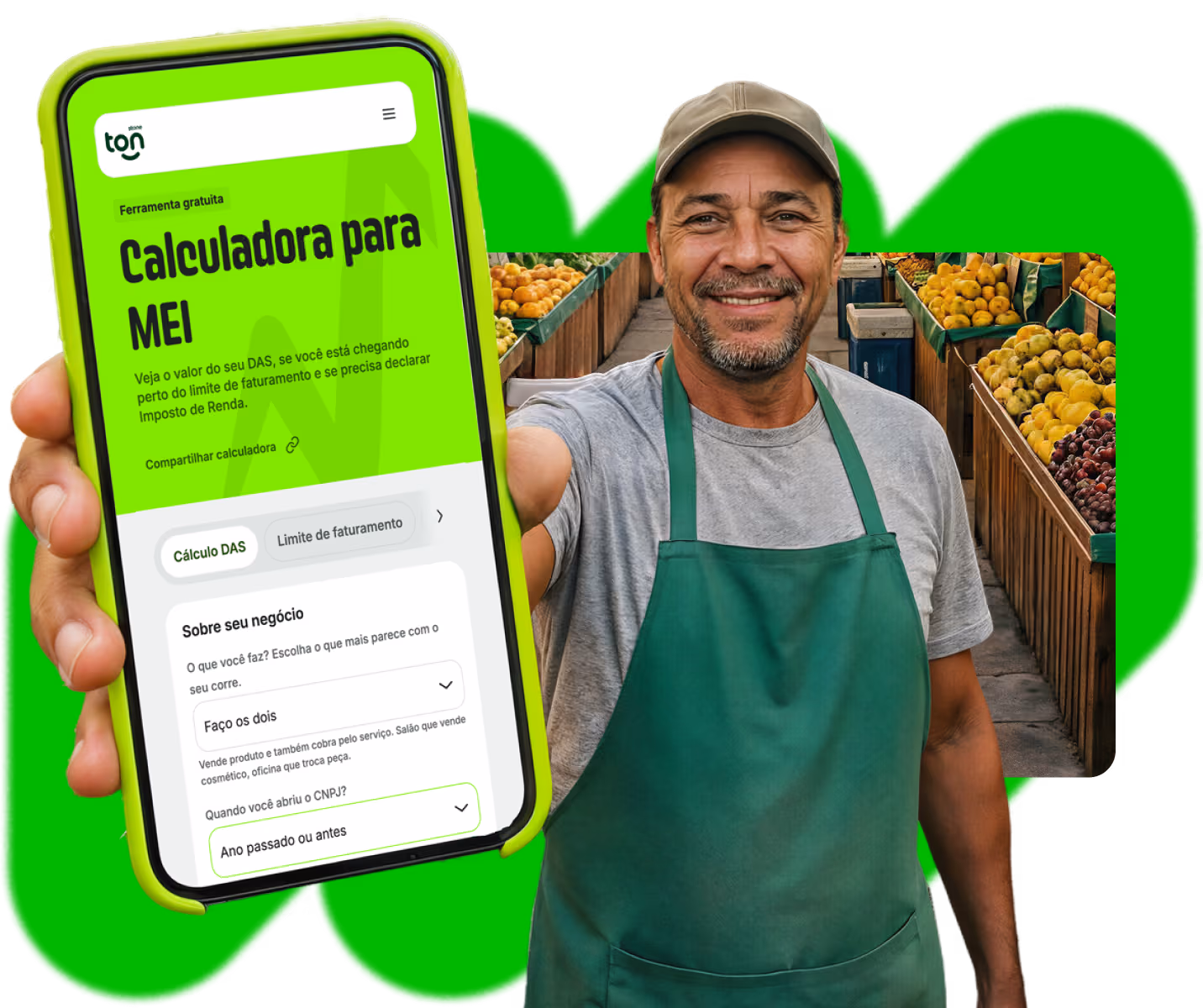 Homem moreno usando boné e avental verde, segura sorrindo celular apontado para a câmera com a calculadora mei na tela.