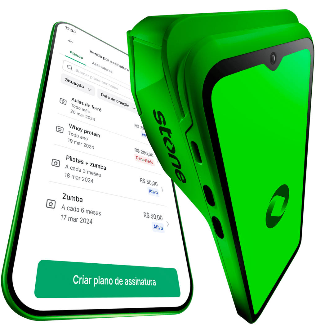 Celular com app Stone na tela de planos de assinatura ao lado da maquininha Stone