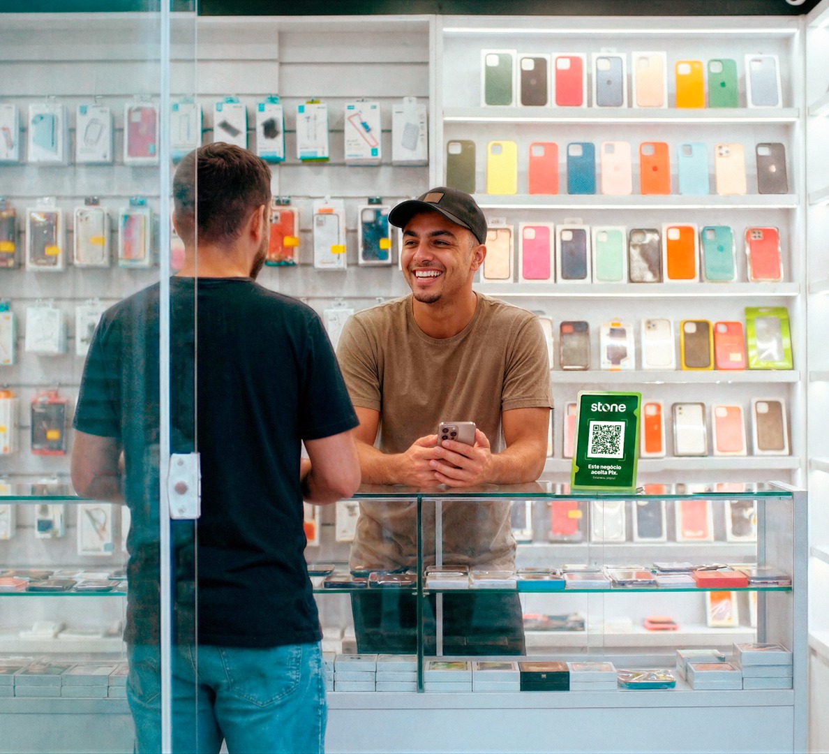 Um funcionário atendendo um cliente em uma loja de celular