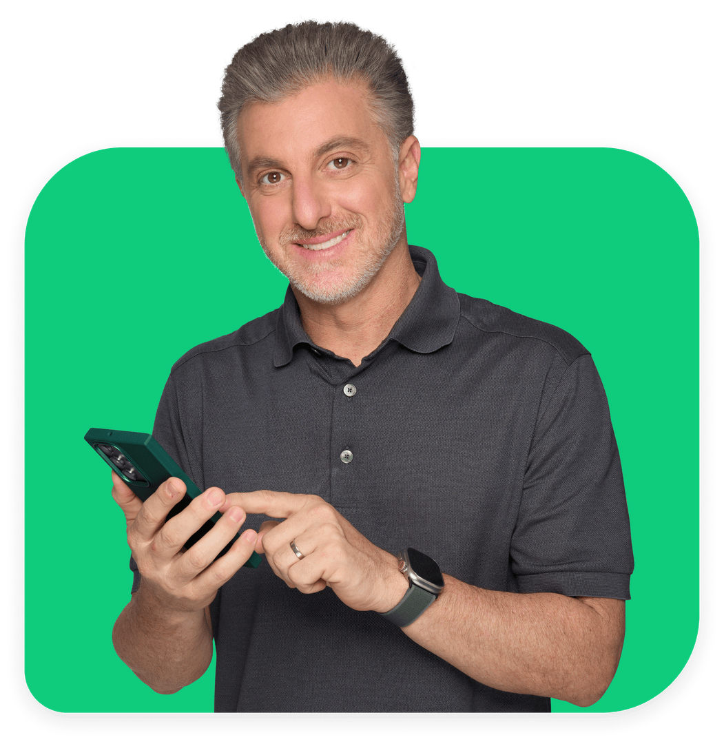 Apresentador segurando um celular