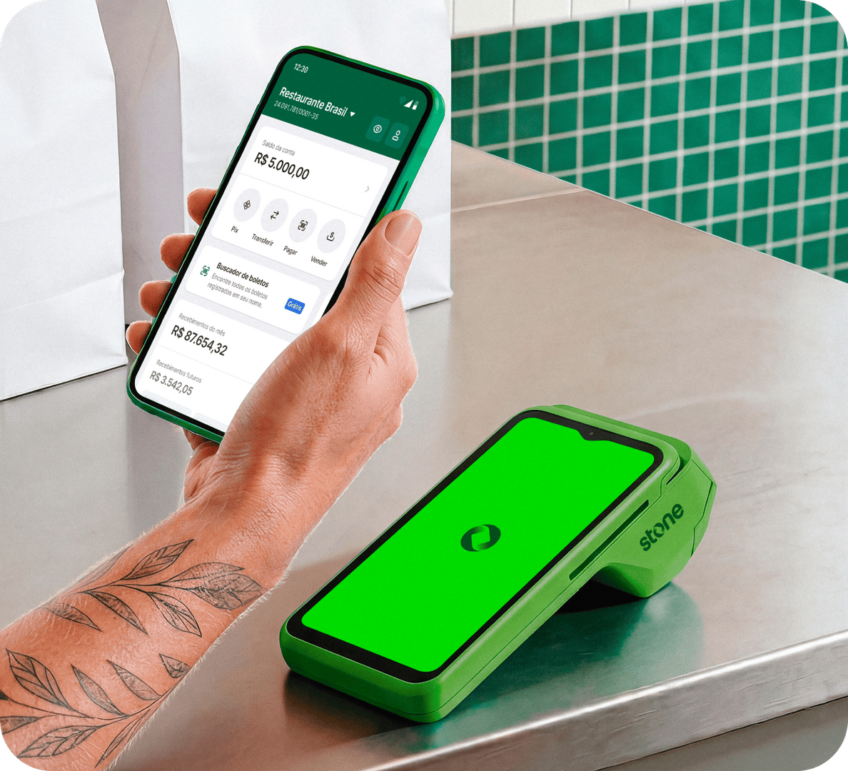 Atendente em restaurante segurando o celular com app Stone aberto ao lado da maquininha Stone com logo na tela